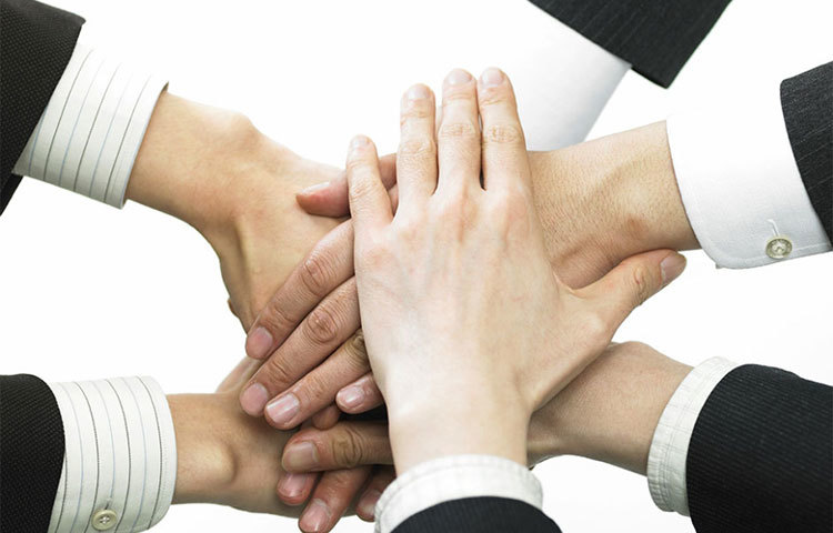 সহকর্মীদের সঙ্গে আপনার সম্পর্কও প্রভাব ফেলতে পারে ‘অ্যাপ্রাইজাল’-এর উপর। কাজের ক্ষেত্রে আপনি কতোটা তাদের সাহায্য করছেন, বা গাইড করছেন, তা অনেকটাই প্রভাব ফেলে।