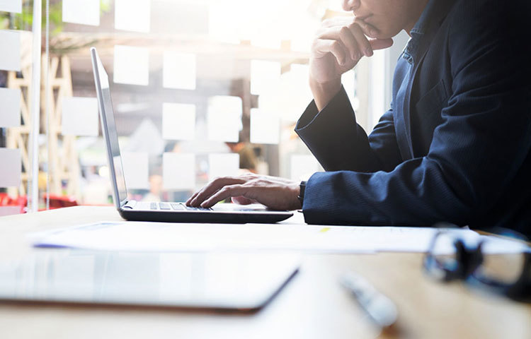 যতটুকু দায়িত্ব শুধুমাত্র ততটুকুই কাজ করে বাড়ি চলে যান! একটু বেশি সময় থেকে, খানিক বাড়তি কাজ করলে অবশ্যই নজরে পড়বেন। সে ক্ষেত্রে বেতন বৃদ্ধির হার বেশি হওয়ার সম্ভাবনা রয়েছে।