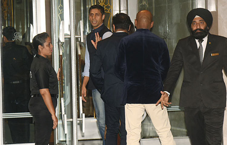 অনুষ্ঠানে হাজির হয়েছিলেন আশিষ নেহরা। অনুষ্ঠানে তারা হাস্যোজ্জ্বল ভঙ্গিতে ক্যামেরাবন্দি হয়েছেন।