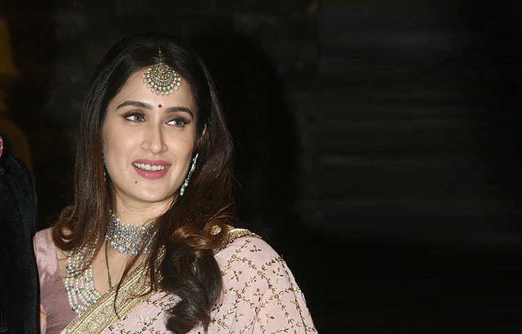 লাল শাড়িতে বিয়ের পর রিসেপশনে পিঙ্ক লেহেঙ্গায় সেজেছিলেন অভিনেত্রী সাগরিকা ঘাটগে।