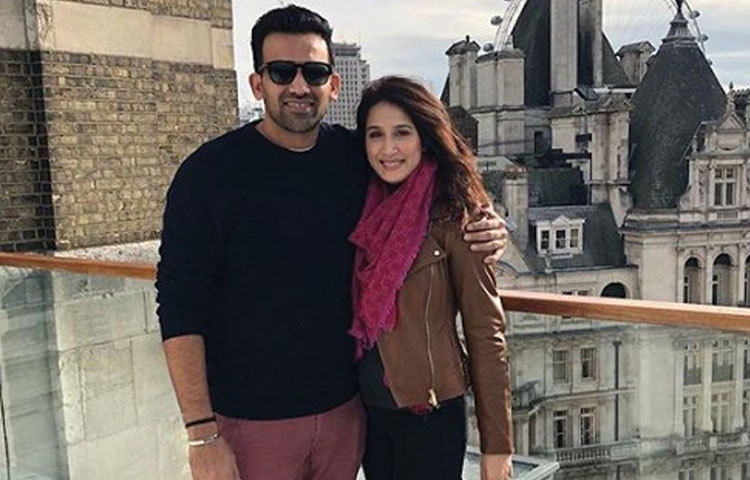 হাস্যোজ্জ্বল ভঙ্গিতে জহির খান ও সাগরিকা। শুভ হোক তাদের নতুন জীবন।