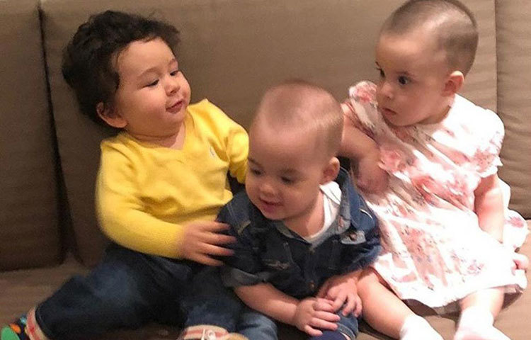 খেলায় মগ্ন কারিনার ছেলে তৈমুর এবং করণ জোহরের যমজ সন্তান যশ ও রুহি।