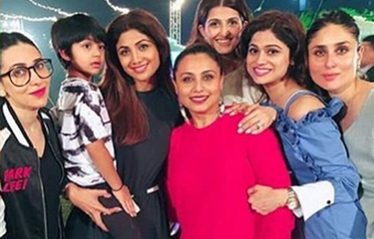 শ্রীদেবী, রেখা, শিল্পা, কারিনা, করণদের নিয়ে রানির সেলফি।