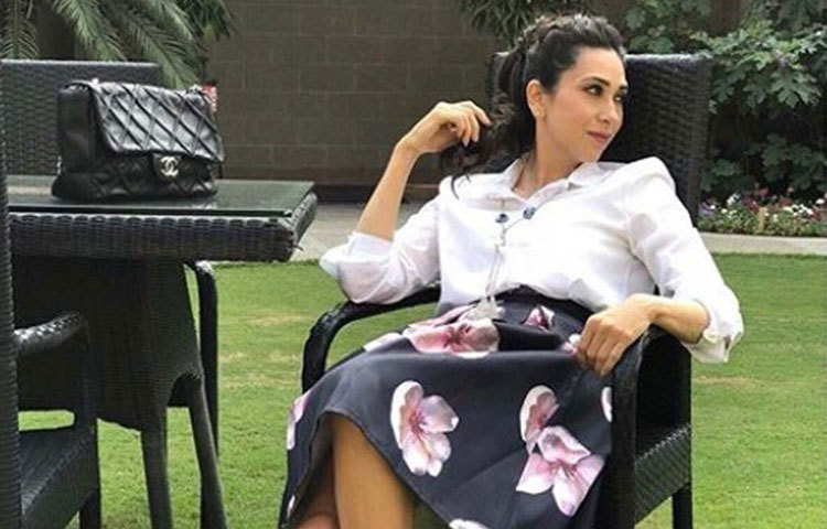 কারিশমা ছবির ক্যাপশনে লিখেছেন, ‘খ্রিস্টমাস ফিলস, বার্থডে ইভ’। আসলে তৈমুরের জন্মদিন থেকেই পাতৌদী পরিবারে শুরু হয়ে গিয়েছে বড় দিনের অনুষ্ঠানও।