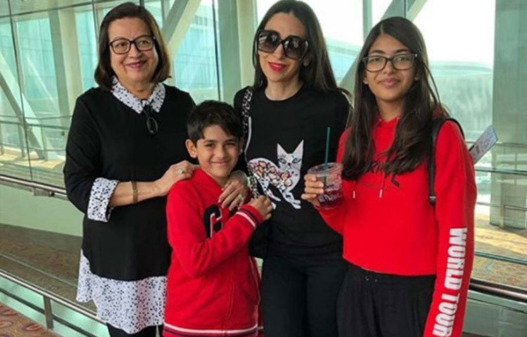 সাইফ আলি খান, কারিশমা-কারিনার সঙ্গে ইতিমধ্যেই পাতৌদী প্যালেসে পৌঁছে গিয়েছেন পরিবারের অন্য কয়েকজন সদস্য। রয়েছে কারিশমার দুই ছেলেমেয়ে এবং মা ববিতাও।