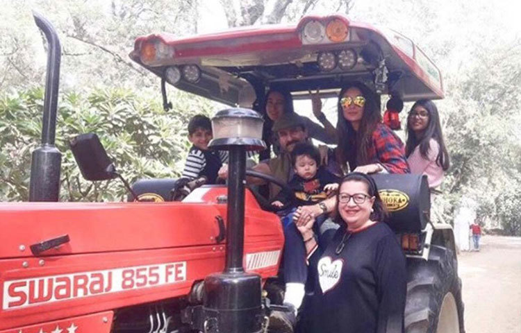 তৈমুরের সঙ্গে ট্রাক্টরে রয়েছেন সাইফ-কারিনা এবং কারিশমার মেয়ে সামাইরা ও ছেলে কিয়ান। কারিশমা জানিয়েছেন, তৈমুরের প্রথম জন্মদিন একেবারেই পরিবারের ঘনিষ্ঠদের সঙ্গে কাটানো হবে।