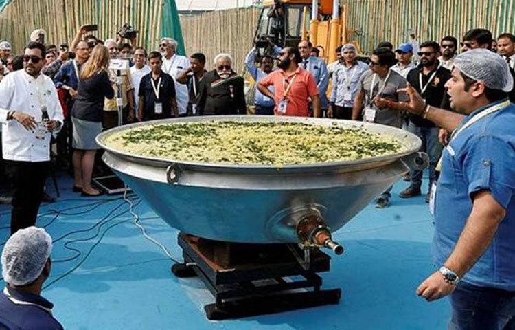 ভারতের বিখ্যাত শেফ সঞ্জীব কাপুরের নেতৃত্বে রান্না করা হয় ৯১৮ কেজি খিচুড়ি।