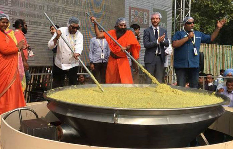 ১২০০ কেজি ওজনের একটি কড়াইতে রান্না করা হয় এই খিচুড়ি। চাল, ডাল, জোয়ার, বাজরা ও সবজি দিয়ে রান্না করা হয় এ খিচুড়ি।