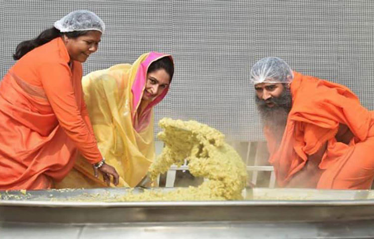 এই রান্না করা খিচুড়ি ভারতে অক্ষয়পত্র ফাউন্ডেশনের অনাথ শিশু ও গুরুদ্বারে ৬০ হাজার মানুষের মঝে বিতরণ করা হয়।