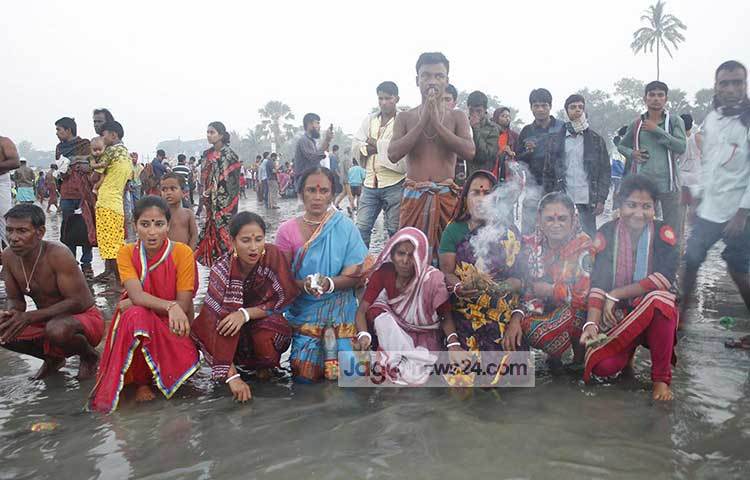 পটুয়াখালী জেলার কুয়াকাটার সমুদ্র সৈকতে বিভিন্ন সম্প্রদায়ের হাজার হাজার নর-নারী মিলিত হয়েছে। ছবি : কাজী সাঈদ