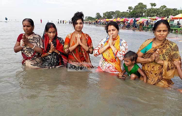 পূণ্যার্থী ও দর্শনার্থীদের মিলন মেলায় পরিণত হয়েছে গোটা সৈকত। ছবি : কাজী সাঈদ
