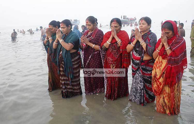 এ বছর রাসলীলা উৎসবে দেশের বিভিন্ন অঞ্চল থেকে প্রায় একলক্ষ পূণ্যার্থী ও দর্শনার্থীর সমাগম হয়েছে এমনটাই জানিয়েছেন রাসমেলা উদযাপন কমিটি। ছবি : কাজী সাঈদ