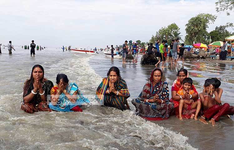 প্রতিবছরের মতো এবছরও গঙ্গাস্নান উপলক্ষে সৈকতে মেলা বসেছে। ছবি : কাজী সাঈদ