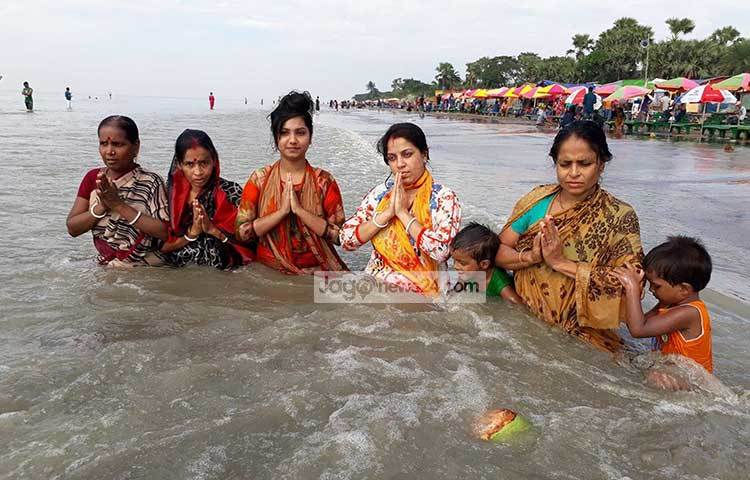 এ উৎসবকে কেন্দ্র করে জাতি-ধর্ম-বর্ণ নির্বিশেষে হাজার হাজার মানুষের উপস্থিতিতে পর্যটন কেন্দ্র কুয়াকাটা সমুদ্র সৈকত মহামিলনমেলায় পরিণত হয়েছে। ছবি : কাজী সাঈদ