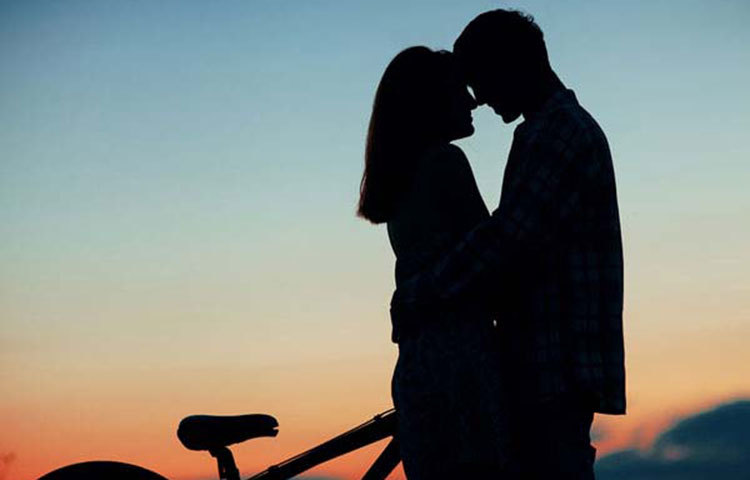 মেষ : প্রেমের ক্ষেত্রে ভালো মন্দ মিশ্র ফল পাওয়া যাবে নতুন বছর ২০১৮ সালে। প্রেম জীবনে টুইস্টও আসবে। তবে শুরুর দিকে কিছু অসুবিধা দেখা দিতে পারে জানুয়ারি মাসে।