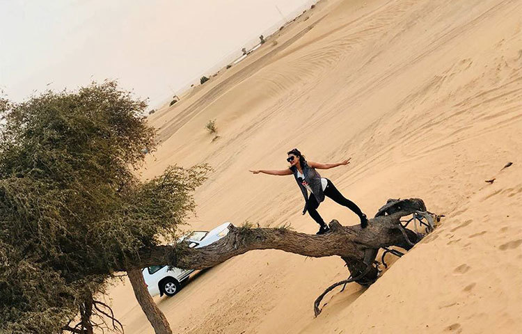 আনন্দে আত্মহারা মাহি। যেন মনের সুখে উড়ে যেতে চাইছেন তিনি।