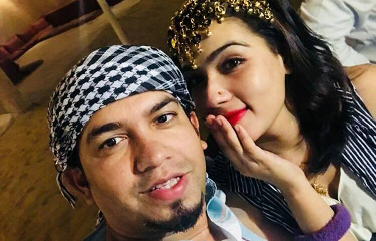 স্বামীর সঙ্গে সেলফিবন্দি হয়েছেন মাহি।