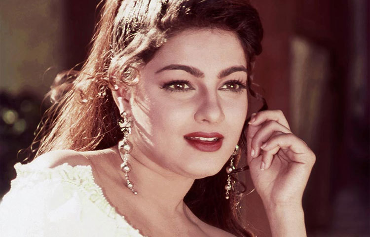 মমতা কুলকার্নি যখন ‘চায়না গেট’ ছবির শুটিং করছিলেন, তখন পরিচালক রাজকুমার সন্তোষী তার সঙ্গে যৌন মিলনের ইচ্ছা প্রকাশ করেন। তবে তাতে সায় দেননি মমতা।