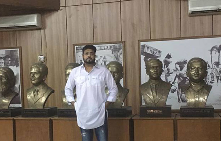 মুজিবনগরের যাদুঘরের ঐতিহাসিক নেতাদের আবক্ষ মূর্তির সামনে সানি।