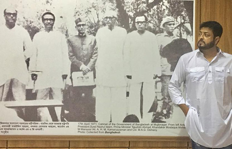 ঐতিহাসিক আলোকচিত্রের সামনে ওমর সানি।