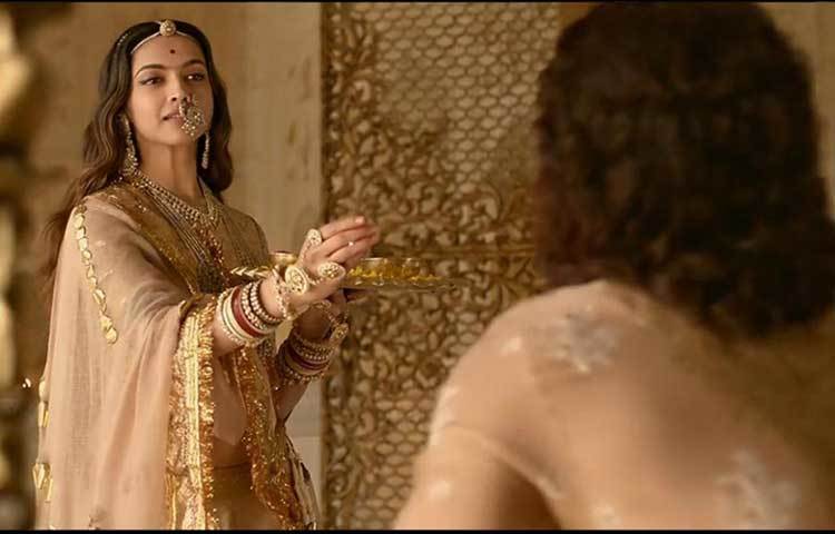 সেই যোদ্ধা রাজকুমারী পদ্মাবতী নিজেই ছিলেন। তবে ছদ্মবেশে। চিত্তোরের রাওয়াল রতন সিংহের কাছে হেরে যান তিনি। বিয়ে হয়ে সিংহল ছেড়ে, সুদূর রাজপুতভূমে চলে আসেন পদ্মাবতী।