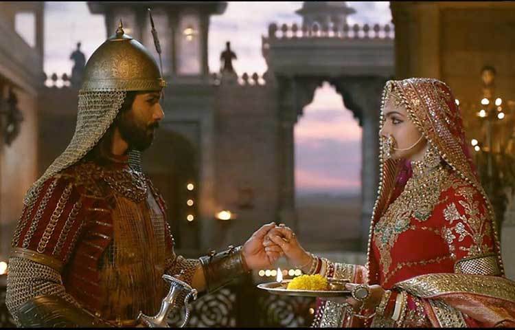 শিল্পী রাঘব চেতন কালো জাদু চর্চা করতেন। এই বিদ্যাচর্চার গোপনীয়তা রক্ষা করার জন্য তিনি অনেককে হত্যাও করেন বলে জানা যায়।