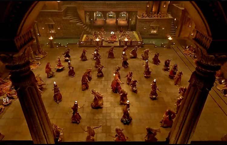 সেই সুযোগই কাজে লাগান বিতাড়িত রাঘব চেতন। আলাউদ্দিন খিলজির সঙ্গে দেখা করে, শিল্পী তাকে শোনান রানি পদ্মাবতীর রূপের কথা।