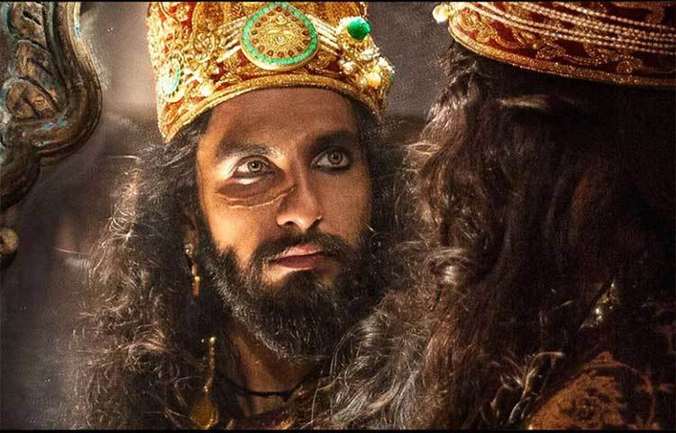 পদ্মাবতীকে একবার শুধু চাক্ষুস দেখতে চান- আলাউদ্দিন খিলজির এই আবেদনে রতন সিংহ রাজি হলেও, রানি প্রথমে ‘না’ করে দেন। পরে অবশ্য তিনি রাজি হন একটি শর্তে— তাকে নয়, আয়নায় তার প্রতিবিম্ব দেখেই খুশি থাকতে হবে বিধর্মী রাজাকে।