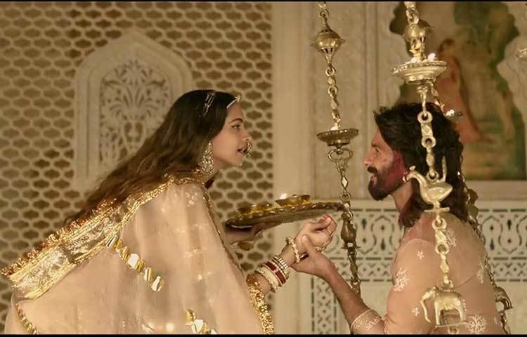 আলাউদ্দিন খিলজি তাতেই রাজি হন। এবং মুগ্ধ হয়ে যান রানিকে দেখে। নিজের শিবিরে ফিরে গিয়ে সেখানে রতন সিংহকে আমন্ত্রণ জানান আলাউদ্দিন।