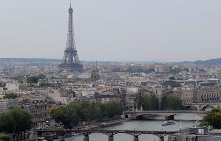প্যারিস, ফ্রান্স : আইফেল টাওয়ারের শহর এটি। সারাবছরই এই শহর ঘুরতে হাজারো পর্যটক আসে।