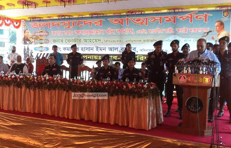 স্বরাষ্ট্রমন্ত্রী আসাদুজ্জামান খান কামালের কাছে আগ্নেয়াস্ত্রসহ দুটি জলদস্যু গ্রুপের বিশ সদস্য আত্মসমর্পণ করেছে। আত্মসমপর্ণের আগে আয়োজিত অনুষ্ঠানে বক্তৃতা করছেন স্বরাষ্ট্রমন্ত্রী। ছবি : হাসান মামুন