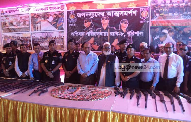 বুধবার বেলা সাড়ে ১১টায় পিরোজপুর জেলা স্টেডিয়াম মাঠে র‌্যাব-৮ উইং কমান্ডার হাসান ইমন আল রাজীবের সভাপতিত্বে আত্মসমর্পণ অনুষ্ঠিত হয়েছে। ছবি : হাসান মামুন