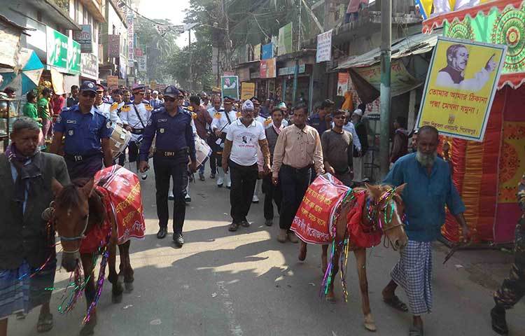 ঘোড়া নিয়ে আনন্দ শোভাযাত্রায় অংশ নিয়েছে পিরোজপুরের জনসাধারণ। ছবি : হাসান মামুন