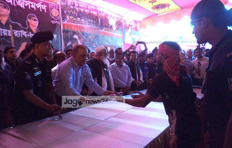 সুন্দরবনের মানজু সরদার বাহিনী ও মজিদ বাহিনীর ২০ সদস্য আনুষ্ঠানিকভাবে ৩৩টি আগ্নেআস্ত্র ও ১৩২৯ রাউন্ড গুলিসহ র‌্যাব-৮ এর কাছে স্বেচ্ছায় আত্মসমর্পণ করে। ছবি : হাসান মামুন