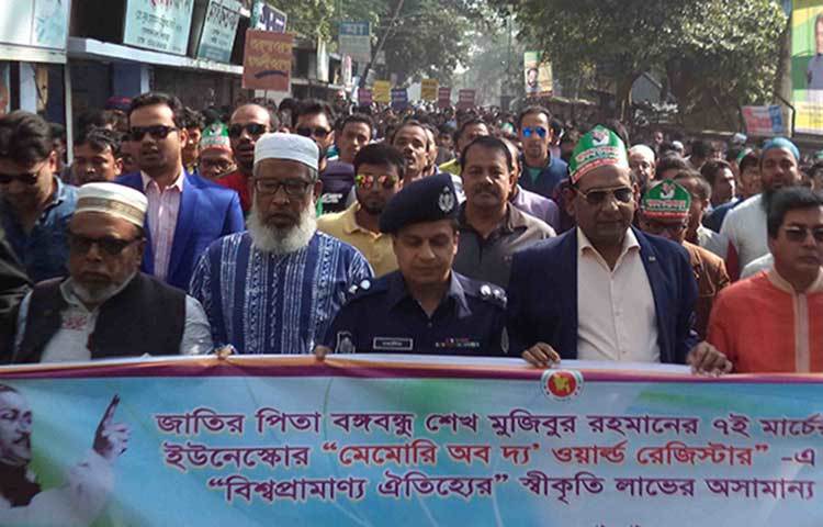 পিরোজপুরের বিশাল আনন্দ শোভাযাত্রায় নেতৃত্ব দেন জেলা প্রশাসক মো. খায়রুল আলম সেখ। ছবি : হাসান মামুন