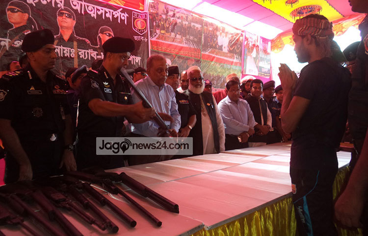 স্বরাষ্ট্রমন্ত্রীর কাছে আত্মসমর্পণ করছে এক জলদস্যু। ছবি : হাসান মামুন