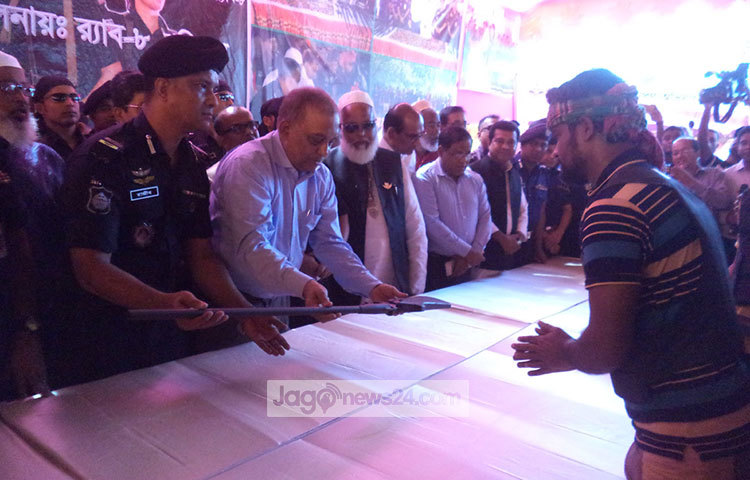 অনুষ্ঠানে প্রধান অতিথি স্বরাষ্ট্রমন্ত্রী আসাদুজ্জামান খান কামাল বলেন, দস্যুতা ছেড়ে আপনাদের সবাইকে আমি স্বাভাবিক জীবনে ফিরে আসার আহবান জানাচ্ছি। ছবি : হাসান মামুন