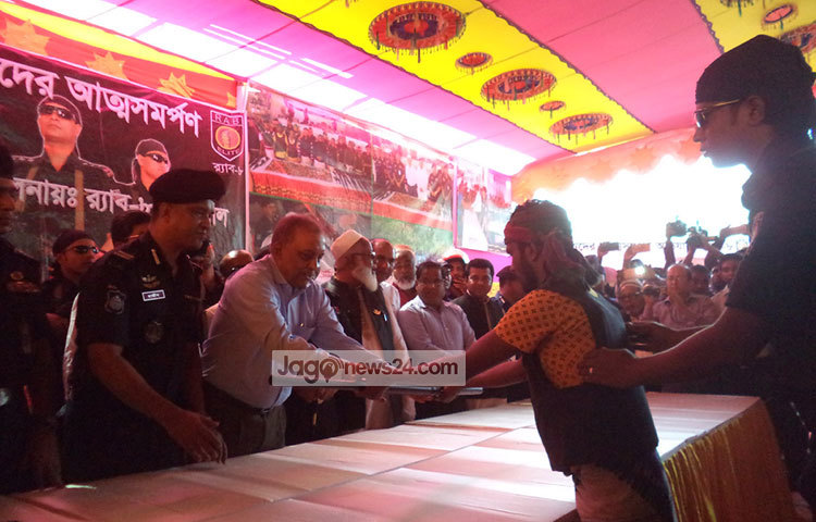 আত্মসমর্পণের সময় মন্ত্রী আরও বলেন, সুন্দরবনকে নিরাপদ রাখতে এবং জেলেরা যাতে নির্বিঘ্নে মৎস্য আহরণ করতে পারে সেজন্য প্রশাসন যেকোনো ধরনের পদক্ষেপ নেবে। ছবি : হাসান মামুন