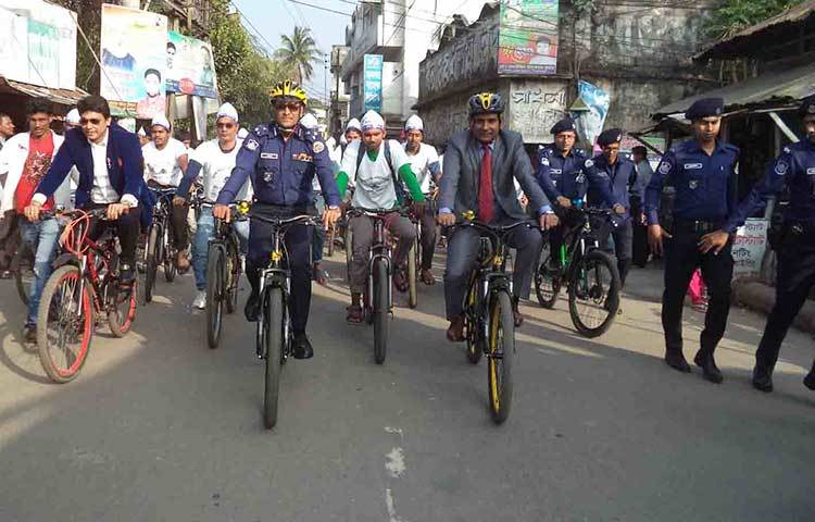 মাদকবিরোধী র‌্যালি শহরের বিভিন্ন সড়ক প্রদক্ষিণ করে। ছবি : হাসান মামুন