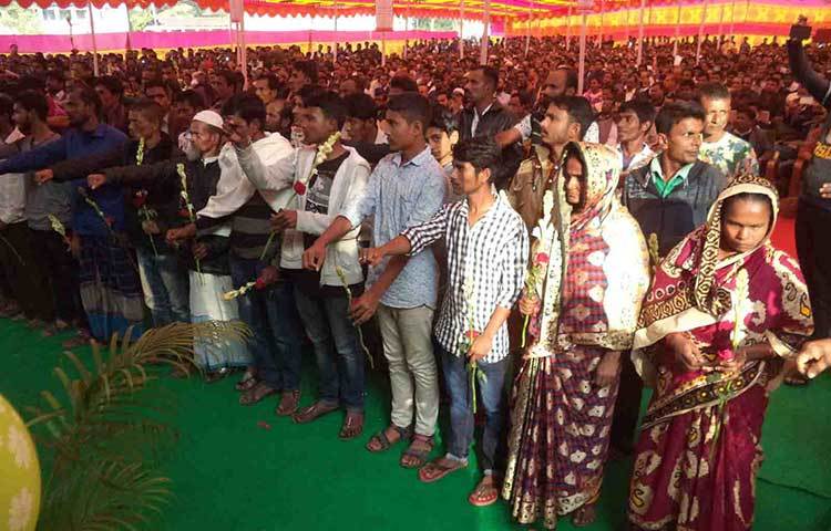 মাদকবিরোধী আয়োজিত সভায় আগতদের মাদককে ‘না’ বলার জন্য শপথ পড়ানো হয়। ছবি : হাসান মামুন