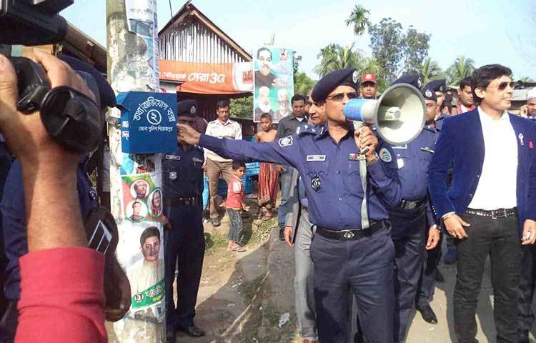 অভিযোগ বক্স দেখিয়ে পুলিশ মাদকবিরোধী প্রচারণা চালাচ্ছে। ছবি : হাসান মামুন
