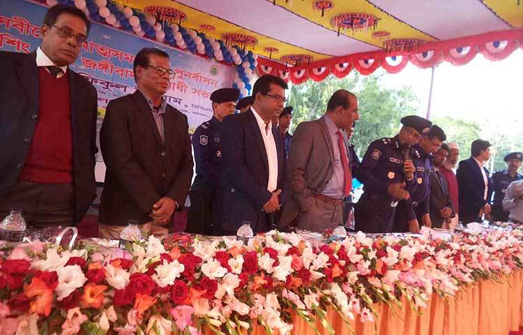 সভায় প্রধান অতিথি হিসেবে উপস্থিত ছিলেন বরিশাল রেঞ্জের ডিআইজি মো. শফিকুল ইসলাম বিপিএম। পুলিশ সুপার মো. সালাম কবিরের সভাপতিত্বে এসময় অন্যান্যের মধ্যে উপস্থিত ছিলেন জেলা প্রশাসক মো. খায়রুল আলম সেখ। ছবি : হাসান মামুন
