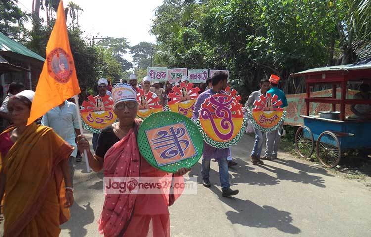 হাজার হাজার ভক্তের অংশগ্রহণে সংঘ পতাকা উত্তোলন শেষে এক বর্ণাঢ্য শোভাযাত্রা আশ্রম থেকে শুরু হয়ে কাউখালী বন্দর প্রদক্ষিণ করে। ছবি : হাসান মামুন