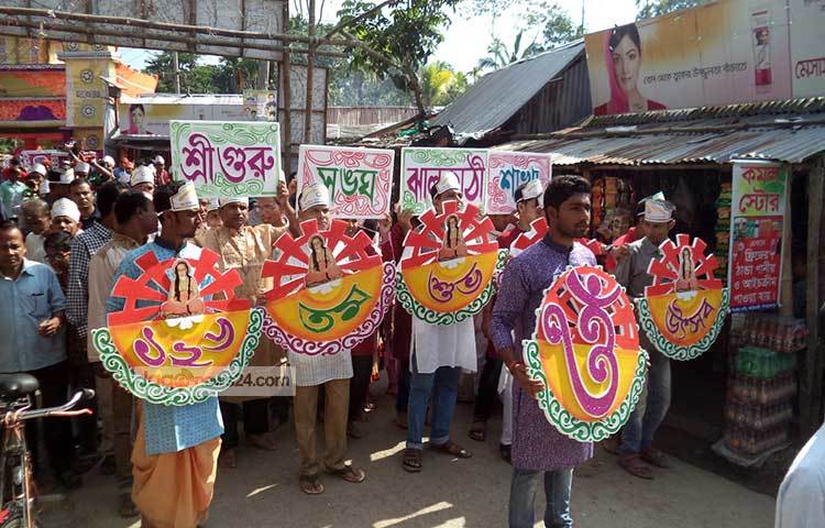 র‌্যালিতে নেতৃত্ব দেন আশ্রমের কেন্দ্রীয় সভাপতি স্বামী জগন্নাথানন্দ সরস্বতী, সাধারণ সম্পাদক রনঞ্জয় কৃষ্ণ দত্ত, কোষাধ্যক্ষ বিপুল কৃষ্ণ ঘোষ ও শোভাযাত্রা উপকমিটির আহবায়ক মানিক কর। ছবি : হাসান মামুন