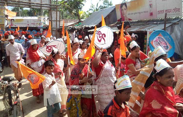 বড়দের সঙ্গে শিশুরাও মঙ্গল শোভাযাত্রায় অংশ নেয়। ছবি : হাসান মামুন