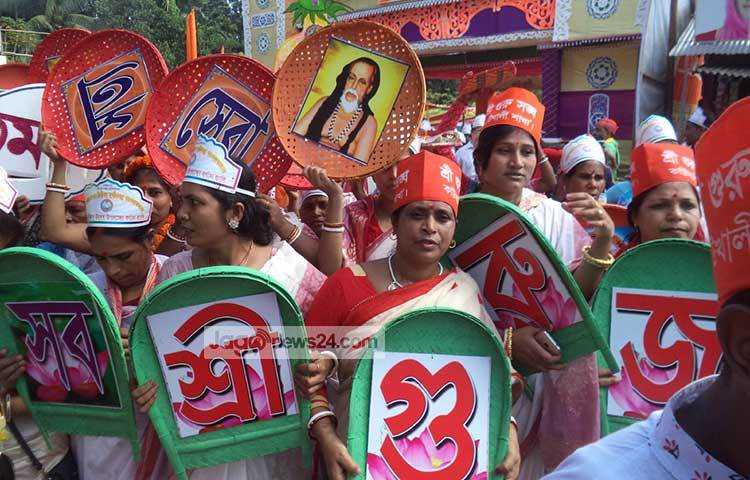 বিশ্ব চরাচরের দুঃখ বিমোচন, অধর্মের গ্লানি থেকে রক্ষা ও বিশ্ব শান্তি কামনায় ৫দিনব্যাপী এ উৎসবে ২৪ প্রহরব্যাপী তারকব্রহ্ম মহানাম সংকীর্ত্তন অনুষ্ঠিত হবে। ছবি : হাসান মামুন