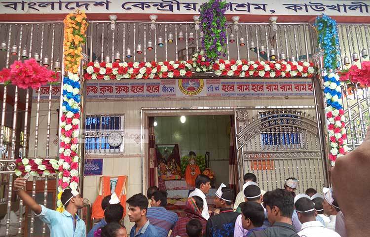 রাস উৎসবকে কেন্দ্র করে আশ্রমে ভক্তদের ভিড়। ছবি : হাসান মামুন