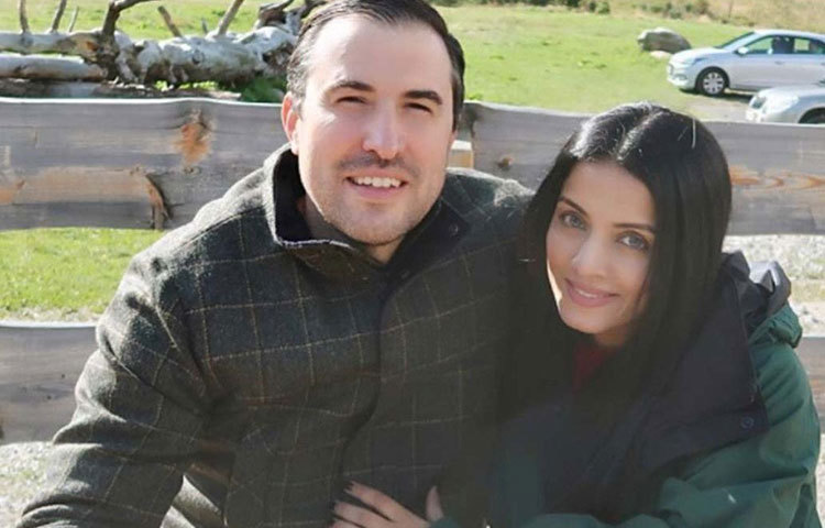 বলিউডের জনপ্রিয় অভিনেত্রী সেলিনা জেটলি। ২০১১ সালে বিয়ে করেছিলেন দুবাইয়ের বাসিন্দা হোটেল ব্যবসায়ী পিটার হাগকে। সেলিনার জনপ্রিয়তা পিটারের থেকে অনেক বেশি।