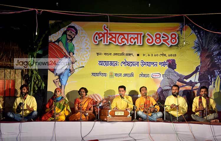 নগর জীবনের গ্রামীণ আবহের ছোঁয়া দিতে আয়োজন করা হয়েছে পৌষমেলার। বাংলা একাডেমিতে গতকাল থেকে এই মেলা শুরু হয়েছে। ছবি : মাহবুব আলম