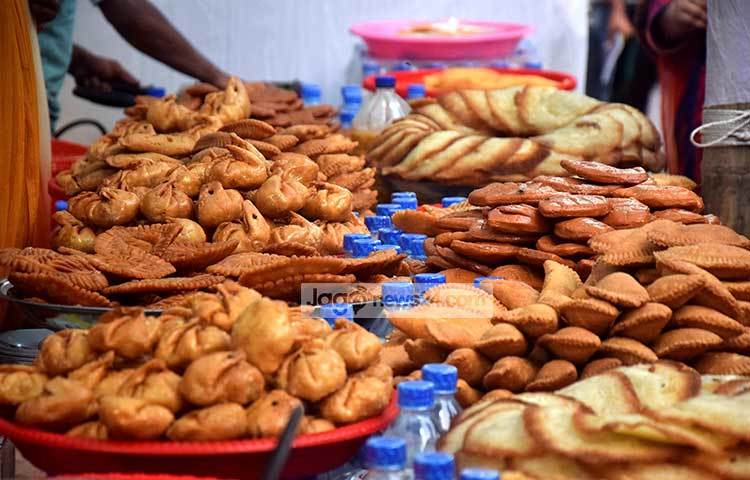 পৌষমেলার অন্যতম আকর্ষণ নানা ধরনের পিঠা। ছবি : মাহবুব আলম